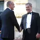 Merz und Söder freuen sich aufs Festspieljubiläum. - Bild: Karl-Josef Hildenbrand/dpa