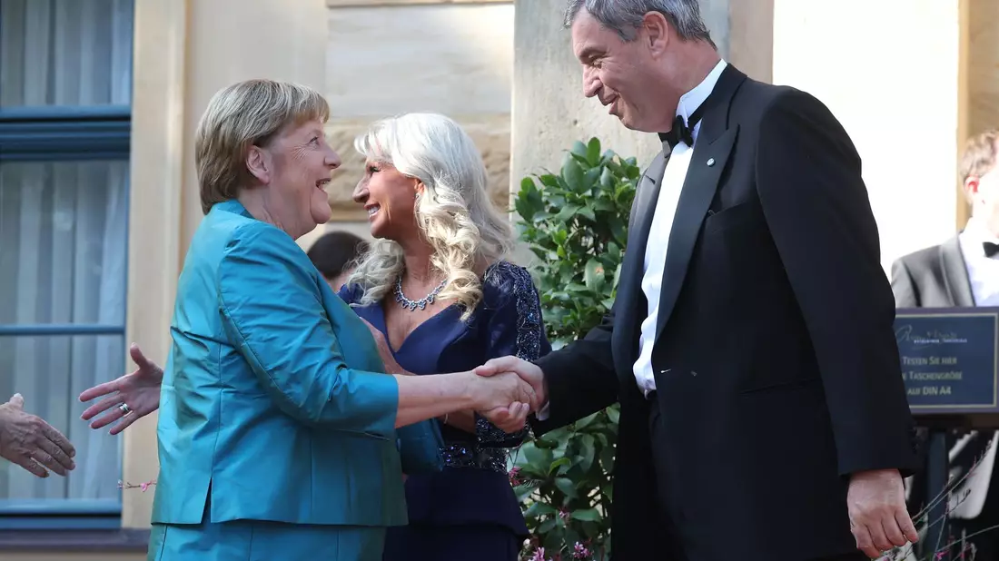 Markus Söder begrüßt Angela Merkel. - Bild: Karl-Josef Hildenbrand/dpa