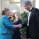 Markus Söder begrüßt Angela Merkel. - Bild: Karl-Josef Hildenbrand/dpa