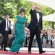 Kanzler Merk winkt freundlich. - Bild: Karl-Josef Hildenbrand/dpa