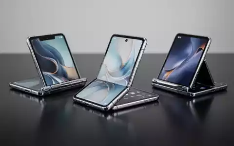 Drei Premium-Samsung-Foldable-Smartphones auf dunkler, reflektierender Oberfläche bei einer Produkteinführung. - Foto: über boerse-global.de