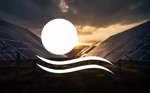Moderne Solarparkanlage bei dramatischem Sonnenuntergang, die eine angespannte Marktstimmung im Energiesektor symbolisiert. - Foto: über boerse-global.de
