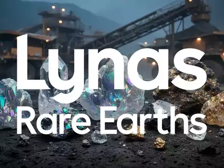 Nahaufnahme von glänzenden Seltenerdmineralien und Industrieerzen vor einem unscharfen industriellen Hintergrund - Foto: über boerse-global.de