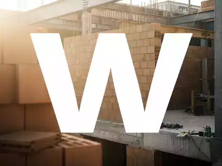 Abstrakte Darstellung der Baubranche mit hochwertigem Mauerwerk und architektonischen Texturen im goldenen Licht. - Foto: über boerse-global.de
