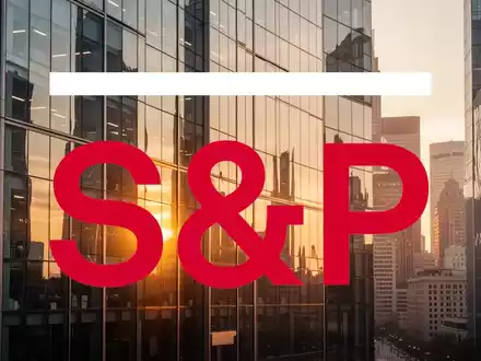 Moderne Glasfassade eines Bürogebäudes im Finanzviertel bei Sonnenaufgang als Symbol für Marktstabilität. - Foto: über boerse-global.de