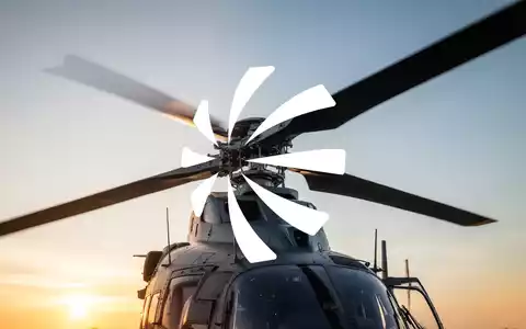 Modernes Hubschrauber-Rotorblatt vor blauem Himmel als Symbol für die Luft- und Raumfahrtindustrie. - Foto: über boerse-global.de