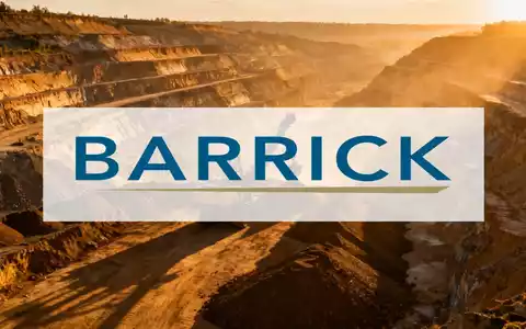 Moderne Tagebau-Mine bei Sonnenaufgang mit weiten Erdschichten und industrieller Ästhetik. - Foto: über boerse-global.de