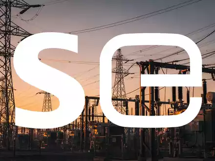 Moderne Hochspannungsinfrastruktur bei Sonnenuntergang als Symbol für den Ausbau der Energienetze. - Foto: über boerse-global.de