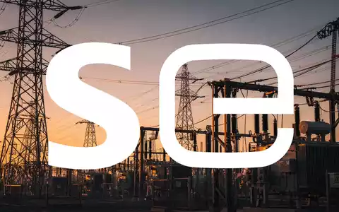 Moderne Hochspannungsinfrastruktur bei Sonnenuntergang als Symbol für den Ausbau der Energienetze. - Foto: über boerse-global.de