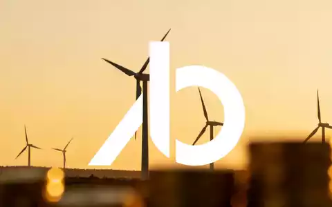 Moderne Windkraftanlagen in einer weitläufigen Landschaft bei Sonnenuntergang als Symbol für Energieinvestitionen. - Foto: über boerse-global.de