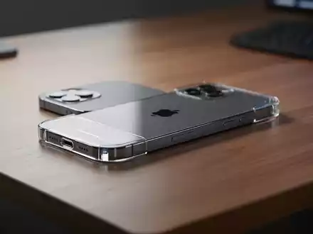 Ein modernes iPhone liegt auf einem Schreibtisch als Symbol für Datensicherung und Software-Updates. - Foto: über boerse-global.de