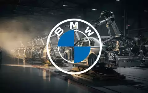 Moderne, hochwertige Automobilfertigung in einer atmosphärisch ausgeleuchteten Fabrikhalle. - Foto: über boerse-global.de