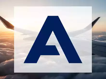 Moderner Flugzeugflügel über den Wolken während des Sonnenuntergangs. - Foto: über boerse-global.de