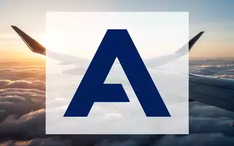 Moderner Flugzeugflügel über den Wolken während des Sonnenuntergangs. - Foto: über boerse-global.de