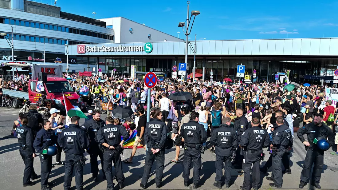 Bei der Demo Internationalistischen Queer Pride Berlin 2026 kam es zu Zwischenfällen. - Bild: Sebastian Gollnow/dpa