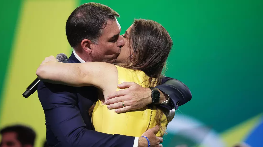 Flávio Bolsonaro küsst seine Frau Fernanda während des Parteitags der Liberalen Partei.  - Bild: Ettore Chiereguini/AP/dpa