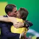 Flávio Bolsonaro küsst seine Frau Fernanda während des Parteitags der Liberalen Partei.  - Bild: Ettore Chiereguini/AP/dpa