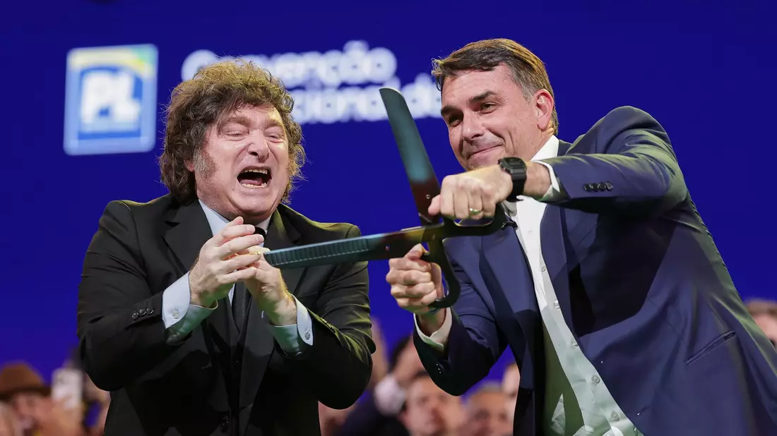Argentiniens ultraliberaler Präsident Javier Milei (l) nahm an der Veranstaltung teil.  - Bild: Ettore Chiereguini/AP/dpa