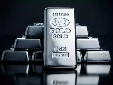 Silberbarren in einer professionellen Finanzumgebung bei gedimmter, dramatischer Beleuchtung. - Foto: über boerse-global.de