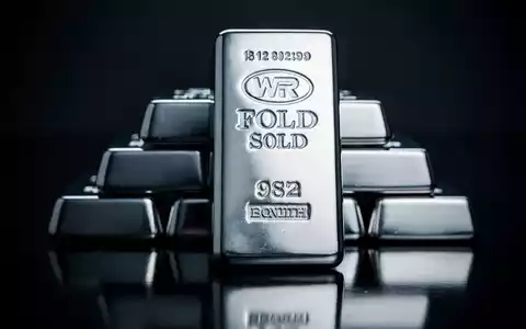 Silberbarren in einer professionellen Finanzumgebung bei gedimmter, dramatischer Beleuchtung. - Foto: über boerse-global.de