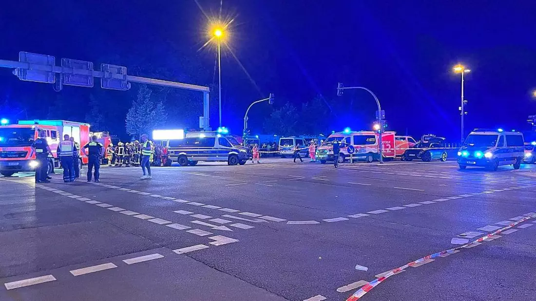 Auto fährt bei Berliner CSD in Menschenmenge - Mehrere Verletzte