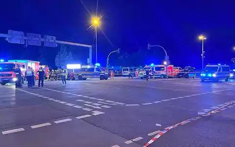 Auto fährt bei CSD in Menschenmenge am 25.07.2026 - Foto: via dts Nachrichtenagentur