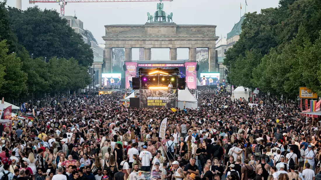 Der CSD wurde abgebrochen. - Bild: Fabian Sommer/dpa