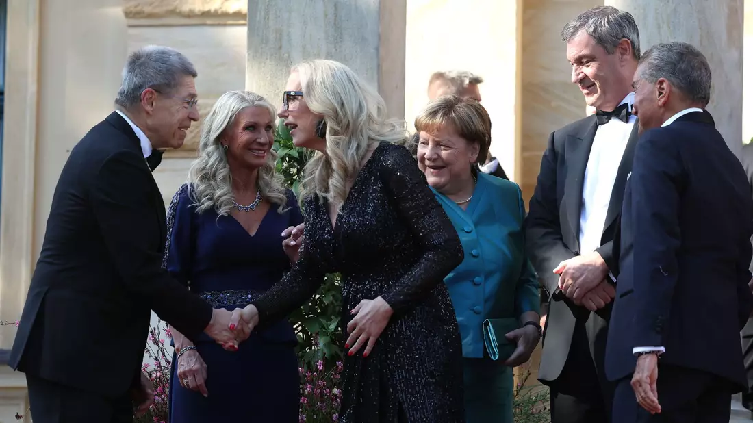 Das ist neu: Katharina Wagner begrüßt die Gäste vor dem Portal. - Bild: Karl-Josef Hildenbrand/dpa