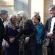 Das ist neu: Katharina Wagner begrüßt die Gäste vor dem Portal. - Bild: Karl-Josef Hildenbrand/dpa