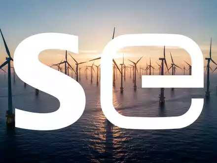 Offshore-Windpark bei Dämmerung auf dem offenen Meer als Symbol für Energiewende und Infrastrukturprojekte. - Foto: über boerse-global.de