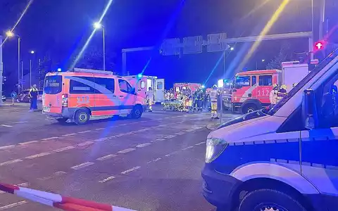Auto fährt bei CSD in Menschenmenge am 25.07.2026 - Foto: via dts Nachrichtenagentur