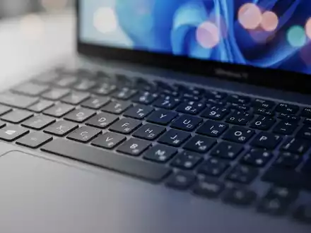 Nahaufnahme einer modernen Laptop-Tastatur mit Fokus auf die Funktionstastenreihe und schlankes Hardwaredesign. - Foto: über boerse-global.de