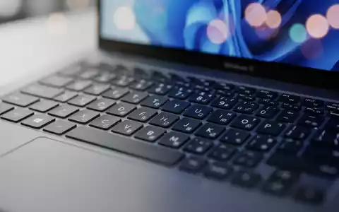 Nahaufnahme einer modernen Laptop-Tastatur mit Fokus auf die Funktionstastenreihe und schlankes Hardwaredesign. - Foto: über boerse-global.de