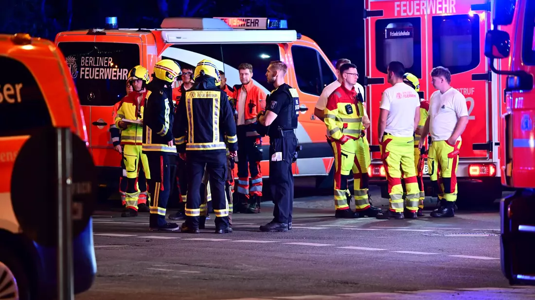 Einsatzkräfte von Polizei und Feuerwehr stehen neben Einsatzfahrzeugen nach dem Abbruch des Christopher Street Day (CSD) - Bild: Fabian Sommer/dpa