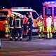 Einsatzkräfte von Polizei und Feuerwehr stehen neben Einsatzfahrzeugen nach dem Abbruch des Christopher Street Day (CSD) - Bild: Fabian Sommer/dpa