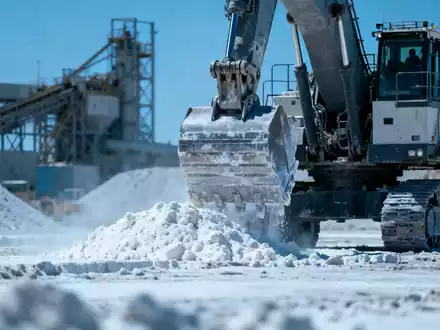 Moderne Lithium-Mine mit Industriemaschinen vor einem verschwommenen Hintergrund. - Foto: über boerse-global.de