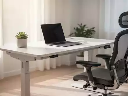 Moderner, höhenverstellbarer Schreibtisch in einem hellen, minimalistisch eingerichteten Home-Office. - Foto: über boerse-global.de