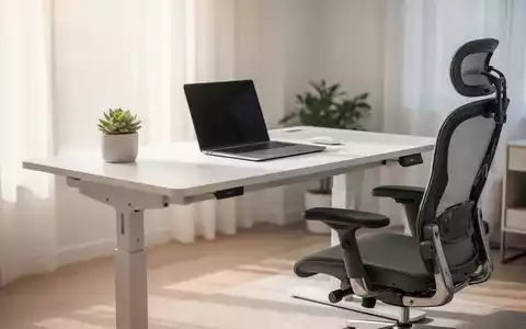 Moderner, höhenverstellbarer Schreibtisch in einem hellen, minimalistisch eingerichteten Home-Office. - Foto: über boerse-global.de