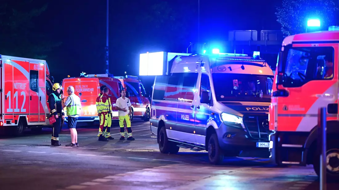 Polizei und Feuerwehr sind nach dem Abbruch des Christopher Street Day (CSD) im Einsatz. - Bild: Fabian Sommer/dpa
