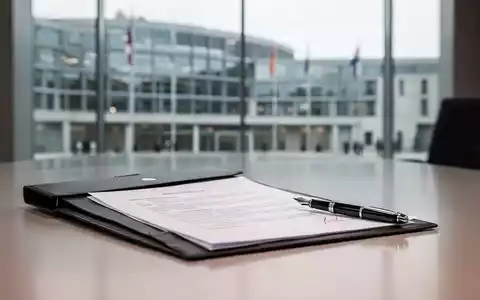 Ein minimalistischer Schreibtisch mit Dokumenten und einem Füller in einem modernen Büro als Symbol für Arbeitsrechtsreformen. - Foto: über boerse-global.de