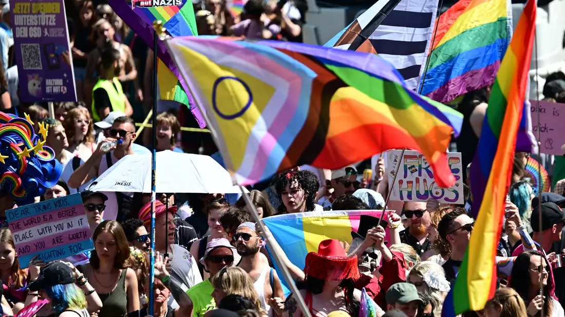Mit dem CSD wird traditionell die queere Community gefeiert. - Bild: Fabian Sommer/dpa