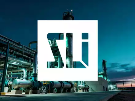 Moderne Industrieanlage zur Lithiumgewinnung in einer düsteren, atmosphärischen Dämmerung. - Foto: über boerse-global.de