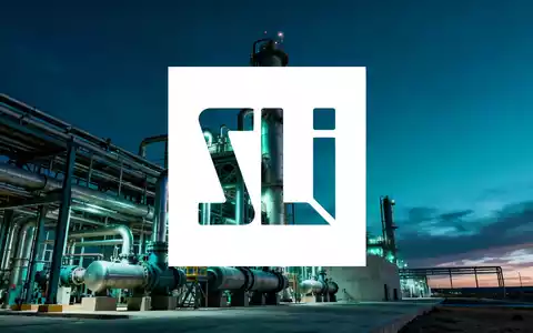 Moderne Industrieanlage zur Lithiumgewinnung in einer düsteren, atmosphärischen Dämmerung. - Foto: über boerse-global.de