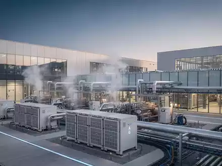 Moderne Industrieanlage zur Herstellung von Batteriematerialien bei Dämmerung. - Foto: über boerse-global.de