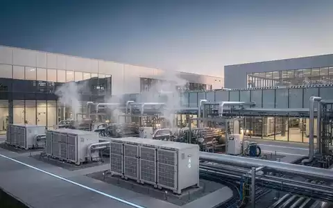 Moderne Industrieanlage zur Herstellung von Batteriematerialien bei Dämmerung. - Foto: über boerse-global.de