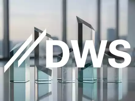 Abstrakte, elegante Glasarchitektur als Symbol für professionelle Vermögensverwaltung und Finanzmärkte. - Foto: über boerse-global.de