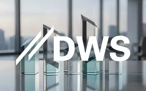 Abstrakte, elegante Glasarchitektur als Symbol für professionelle Vermögensverwaltung und Finanzmärkte. - Foto: über boerse-global.de