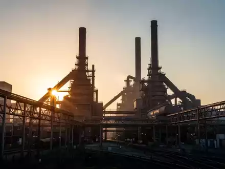 Industrielles Stahlwerk bei Sonnenuntergang als Symbol für den technologischen Wandel und den Standort Duisburg. - Foto: über boerse-global.de