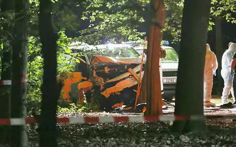 Auto fährt bei CSD in Menschenmenge am 26.07.2026 - Foto: via dts Nachrichtenagentur