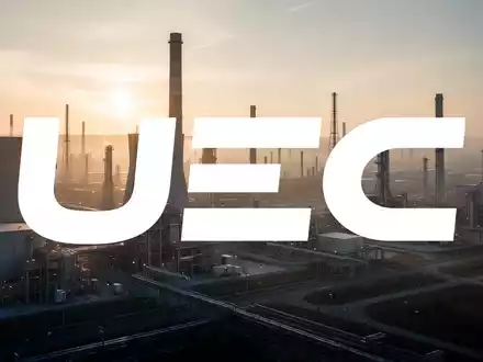 Moderne Energieinfrastruktur in einer weiten Industrielandschaft bei Sonnenaufgang. - Foto: über boerse-global.de